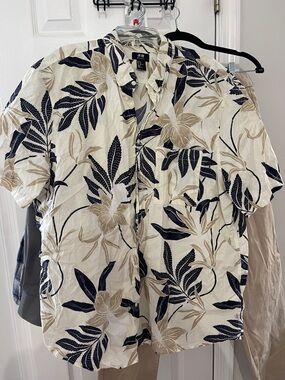H&M Cream Short Sleeve Tropical Print Shirt with Navy & Beige Leaves
